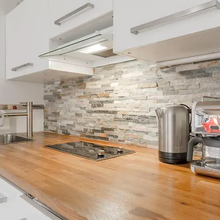 - Nearby Centrum & Metro Daire